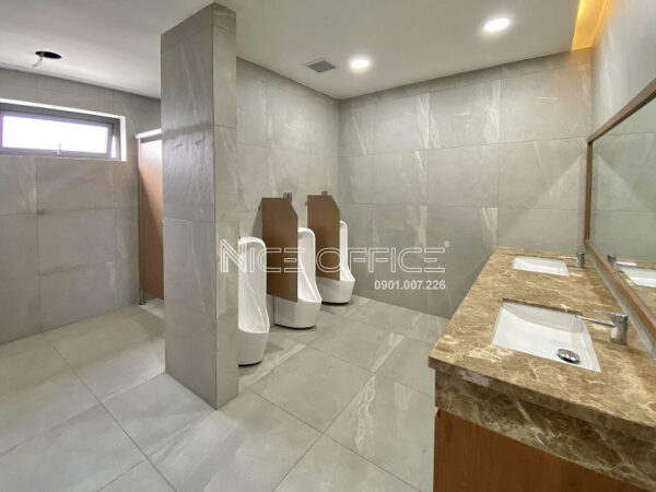 Nhà vệ sinh nam tại mỗi tầng