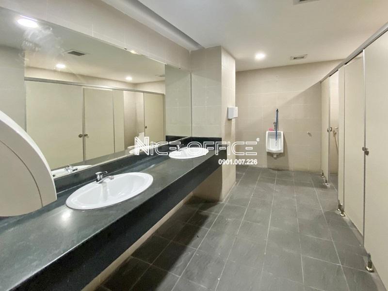 toilet-nam-tai-toa-nha-bao-nhan-dan-building-quan-3