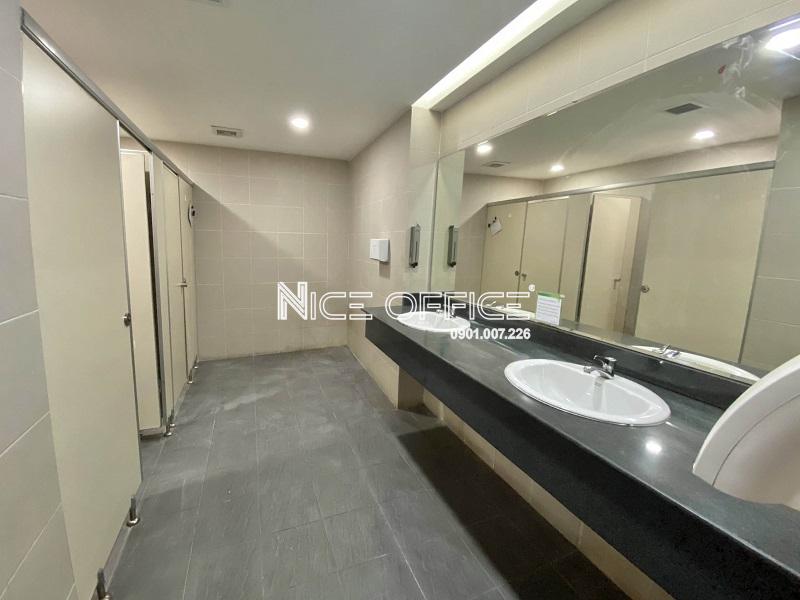 toilet-nu-tai-toa-nha-bao-nhan-dan-building