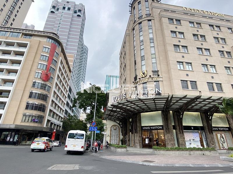 duong-dong-khoi-phia-truoc-toa-nha-opera-view-building