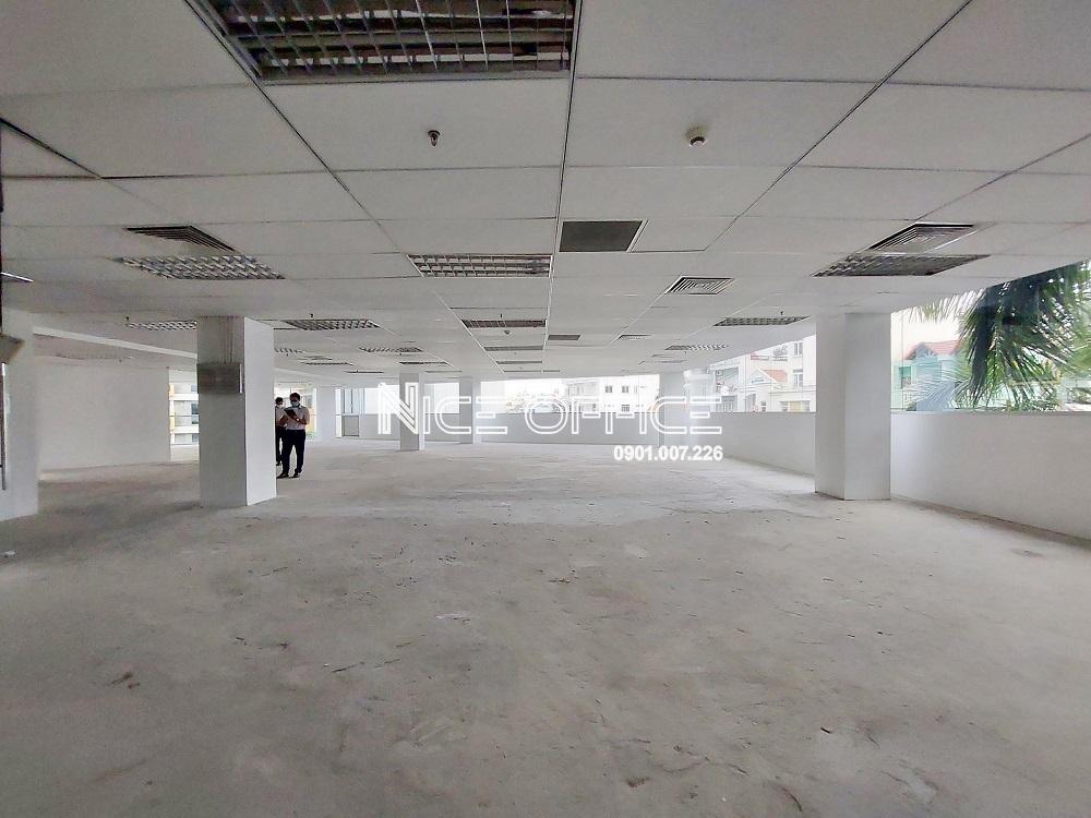 khach-hang-di-khao-sat-mat-bang-trong-tai-toa-nha-bluesky-office-quan-tan-binh