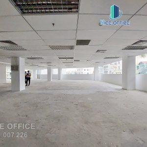 Khách hàng đi khảo sát mặt bằng trống thực tế tại tòa nhà Bluesky Office