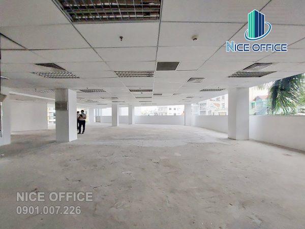 Khách hàng đi khảo sát mặt bằng trống thực tế tại tòa nhà Bluesky Office