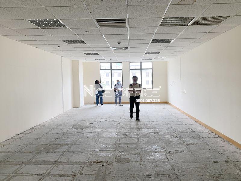 khach-hang-di-khao-sat-van-phong-nho-tai-opera-view-building-quan-1