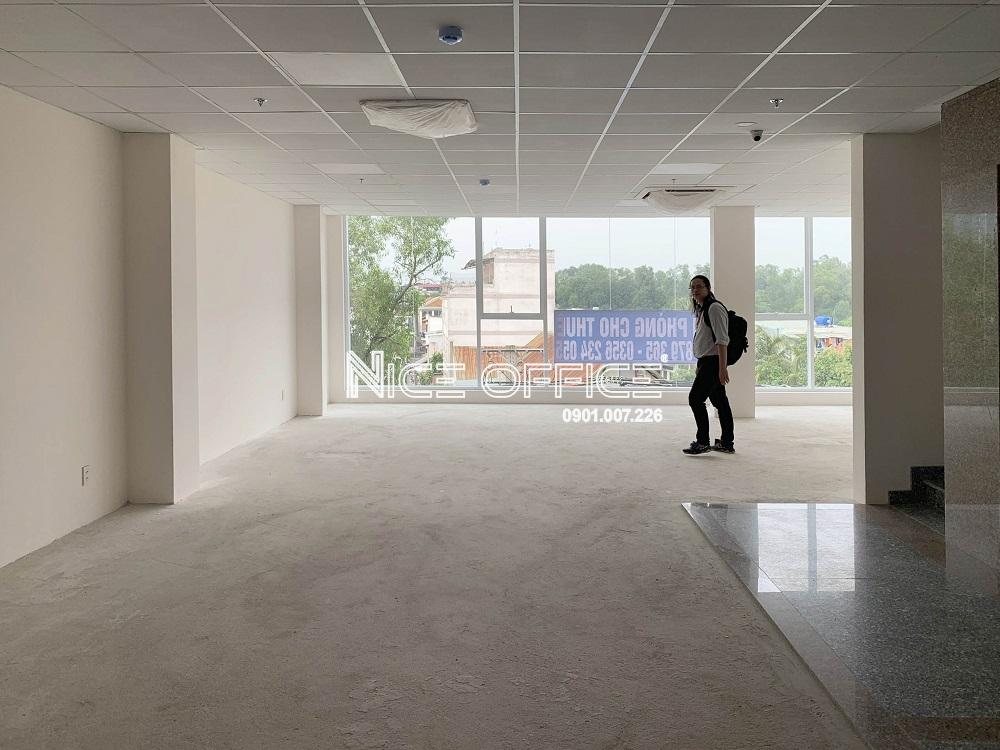 khach-hang-di-xem-mat-bang-tai-tai-vuong-tower