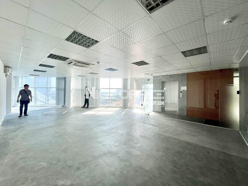 khach-hang-di-xem-mat-bang-trong-tai-dong-tay-tci-building