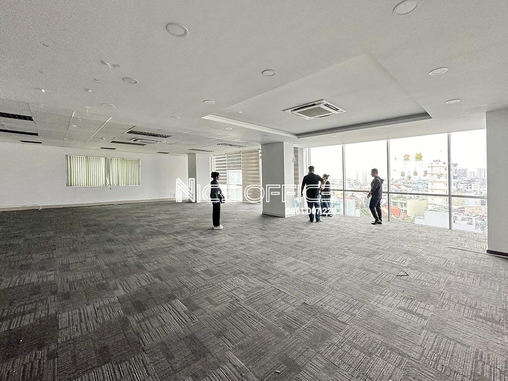 khach-hang-di-xem-mat-bang-trong-tai-my-thinh-building