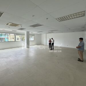 Khách hàng đi xem mặt bằng trống tại tòa nhà Norch Office Building
