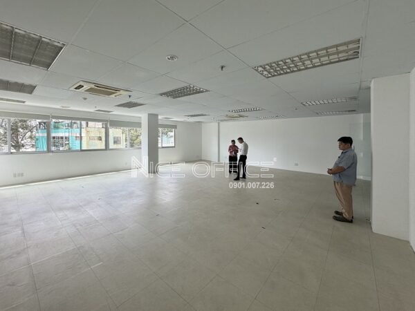 Khách hàng đi xem mặt bằng trống tại tòa nhà Norch Office Building