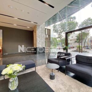 Khu vực chờ tại sảnh trệt tòa nhà