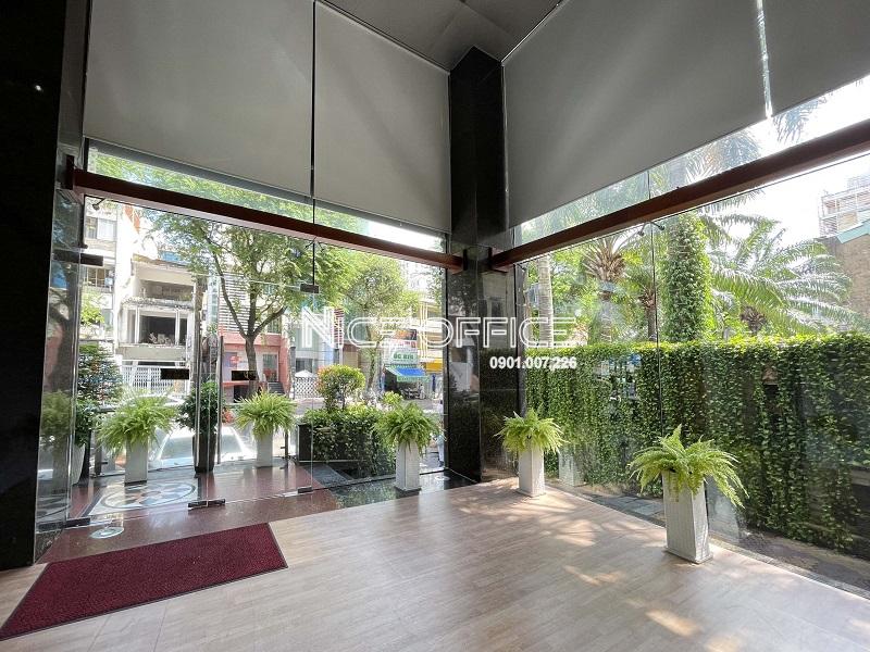 khuon-vien-phia-truoc-toa-nha-estar-building-quan-3