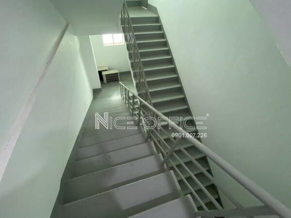 Lối thang bộ thoát hiểm tại tòa nhà Mỹ Thịnh Building