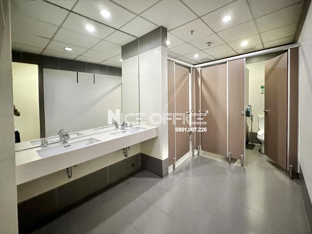 nha-ve-sinh-nam-tai-toa-nha-bluesky-office-quan-tan-binh