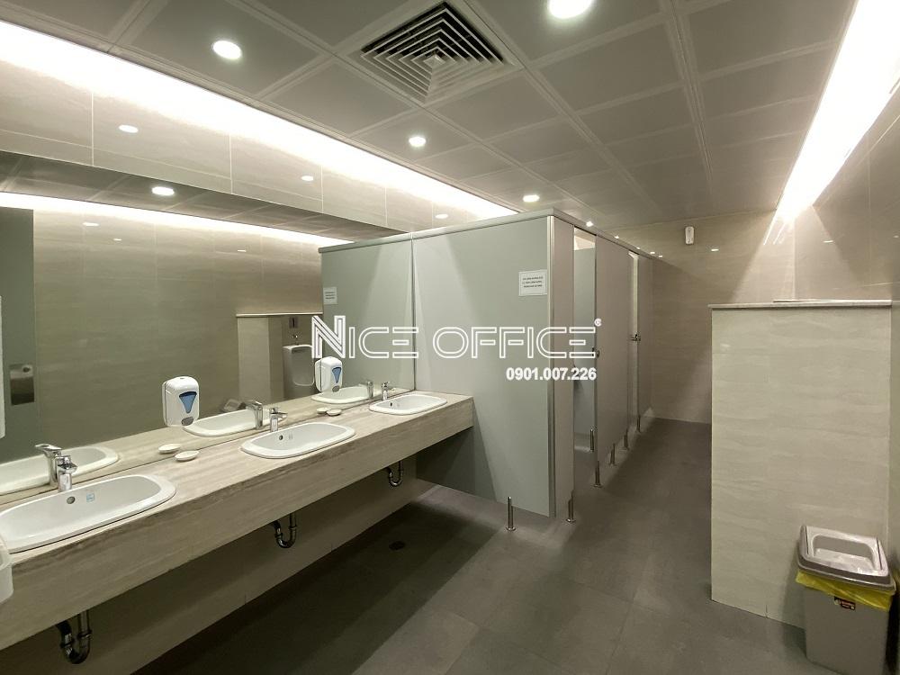 nha-ve-sinh-tai-moi-tang-toa-nha-etown-cong-hoa