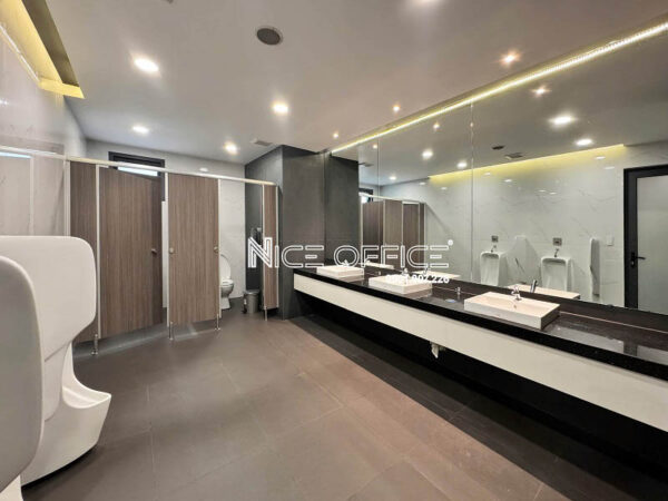 Nhà vệ sinh tại tòa nhà Báo Tuổi Trẻ Tower