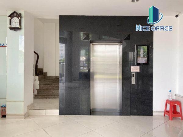 Thang máy tại tòa nhà Hoàng Triều Building