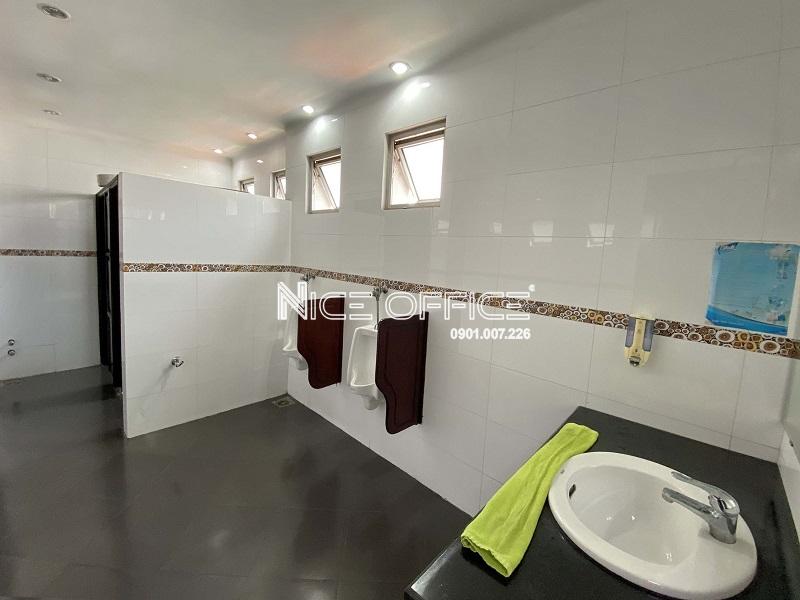 toilet-nam-tai-toa-nha-estar-building
