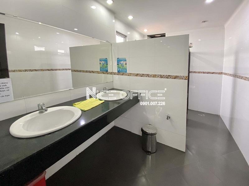 toilet-nu-tai-toa-nha-estar-building-quan-3