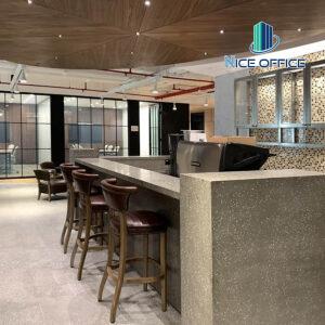 Khu vực pantry tại văn phòng trọn gói Friendship có sẵn trà, cafe, nước lọc