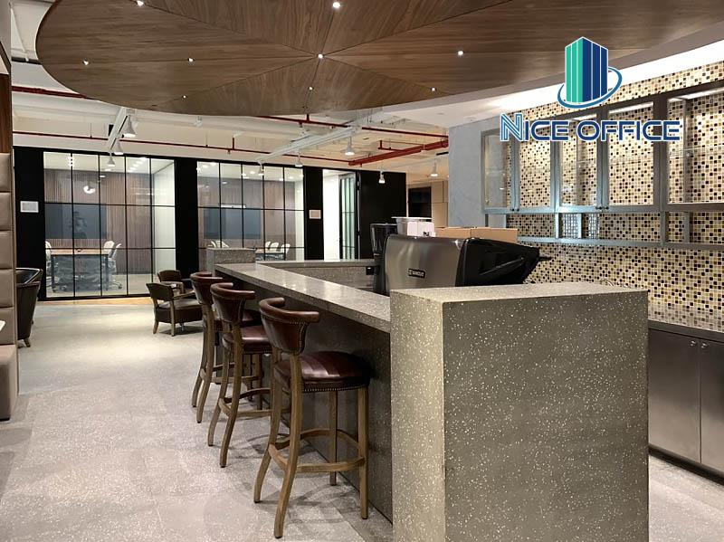 Khu vực pantry tại văn phòng trọn gói Friendship có sẵn trà, cafe, nước lọc