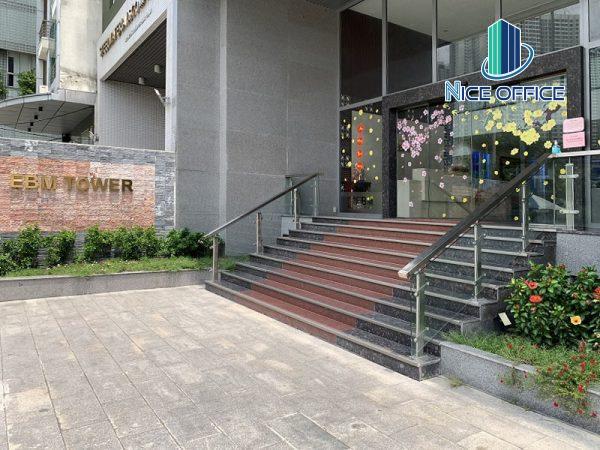 Bậc tam cấp trước tòa nhà EBM Tower