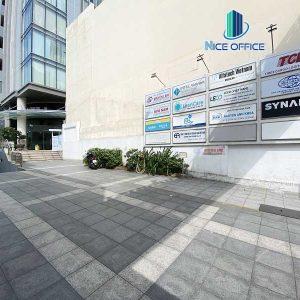 Khuôn viên phía trước tòa nhà Nguyễn Lâm Tower