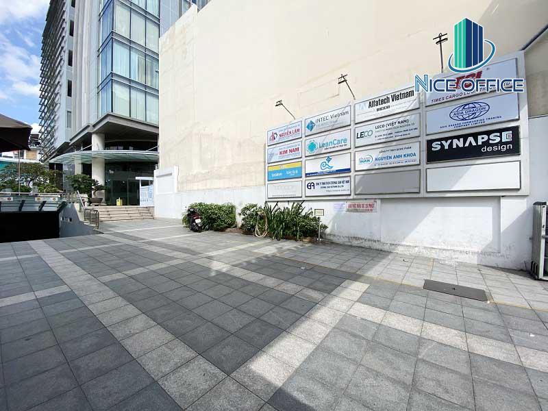 Khuôn viên phía trước tòa nhà Nguyễn Lâm Tower