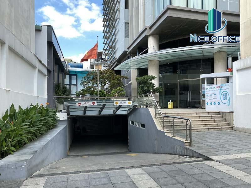 Lối xuống hầm xe tại tòa nhà Nguyễn Lâm Tower