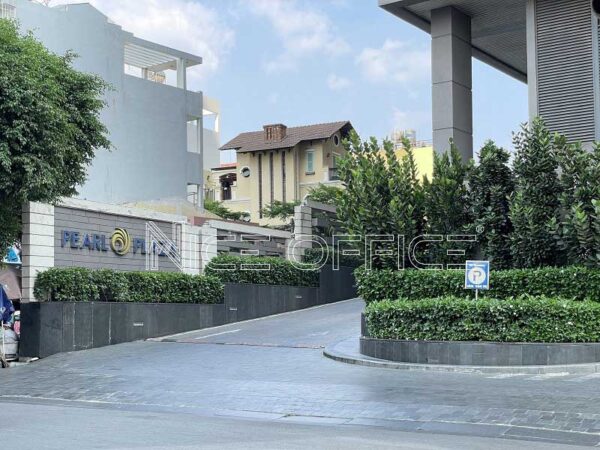 Cổng vào khối văn phòng tòa nhà Pearl Plaza