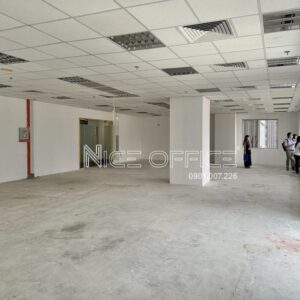 Khách hàng đi khảo sát mặt bằng trống tại tòa nhà Saigon Centre Tower