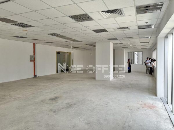 Khách hàng đi khảo sát mặt bằng trống tại tòa nhà Saigon Centre Tower