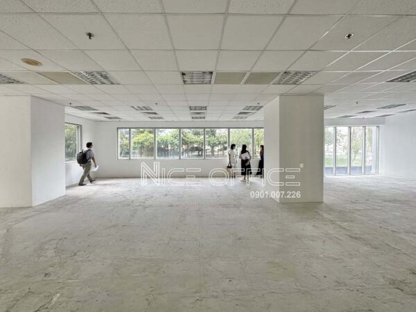 Khách hàng đi khảo sát mặt bằng trống tại tòa nhà Saigon Centre Tower