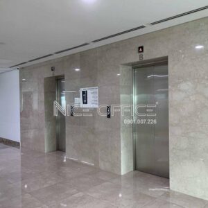 Hai thang máy dành riêng cho khối văn phòng tại tòa nhà Riverbank Place