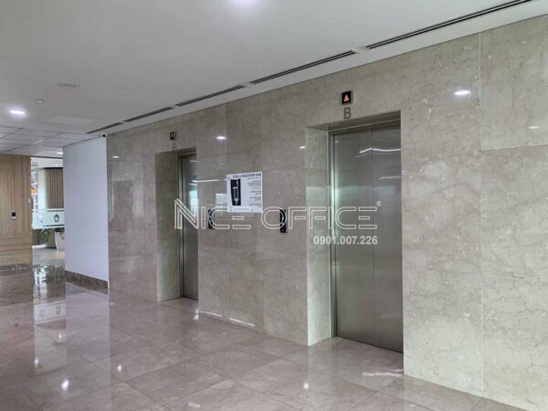 Hai thang máy dành riêng cho khối văn phòng tại tòa nhà Riverbank Place