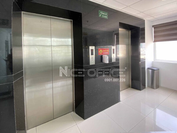 Hai thang máy tại tòa nhà Ký Con Building
