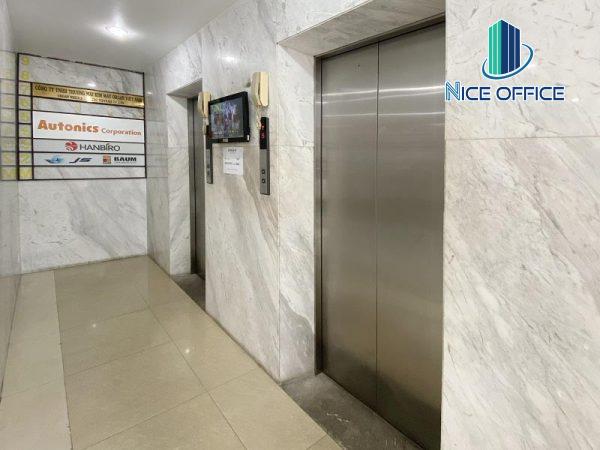 Hai thang máy tại tòa nhà Phúc Tấn Nguyên Quận 7