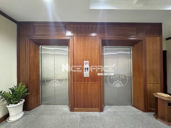 Hai thang máy tại tòa nhà Safomec Building