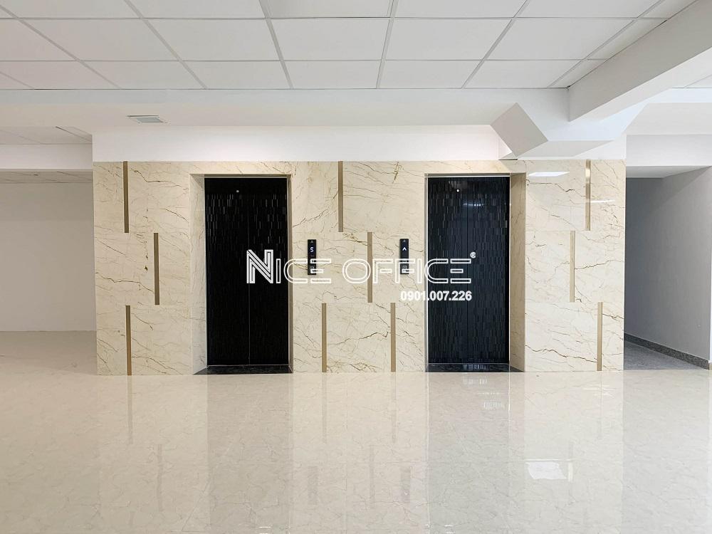 hai-thang-may-toc-do-cao-tai-toa-nha-van-phong-mach-office