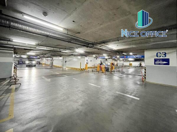 Hầm xe rộng rãi tại Pearl Plaza