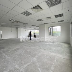 Khách hàng đi khảo sát mặt bằng trống tại tòa nhà Saigon Centre Tower
