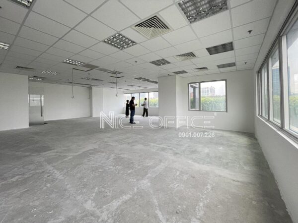 Khách hàng đi khảo sát mặt bằng trống tại tòa nhà Saigon Centre Tower