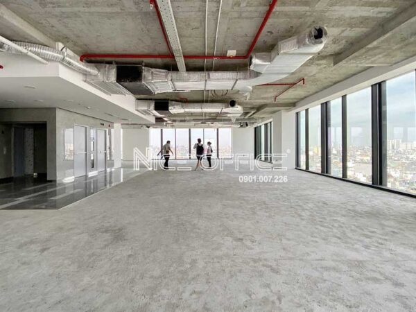 khách hàng đi xem mặt bằng trống thực tế tại tòa nhà AP Tower