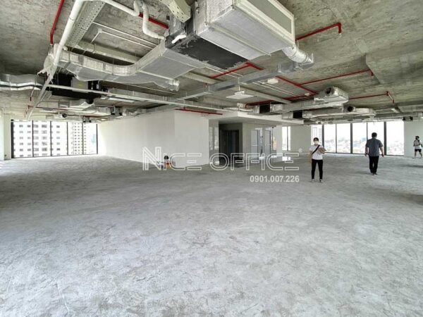 Khách hàng đi xem mặt bằng nguyên sàn tại tòa nhà An Phong - AP Tower