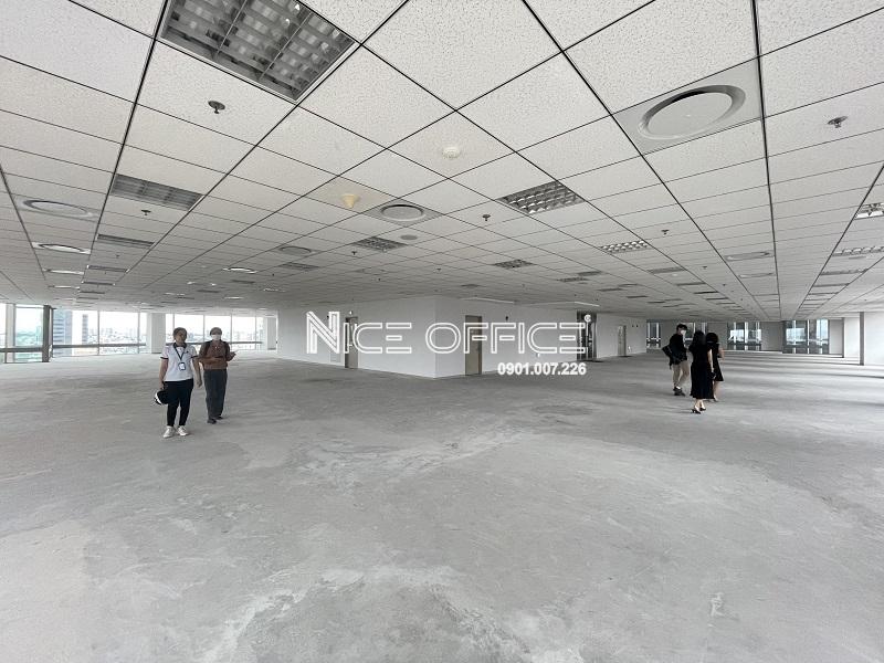 khach-hang-di-khao-sat-mat-bang-trong-nguyen-san-tai-toa-nha-mplaza-saigon