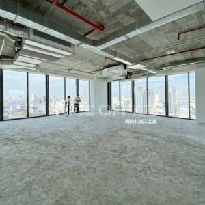 Khách hàng đi khảo sát mặt bằng trống với 2 mặt view thông thoáng