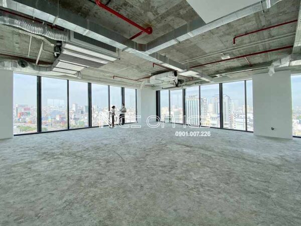 Khách hàng đi khảo sát mặt bằng trống với 2 mặt view thông thoáng
