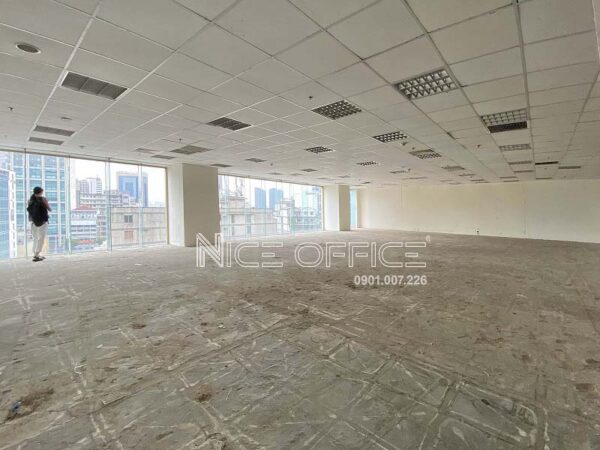 Khách hàng đi khảo sát mặt bằng trống tại ROX Tower
