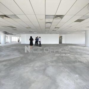 Khách hàng đi khảo sát mặt bằng trống tại tòa nhà Bitexco Financial Tower