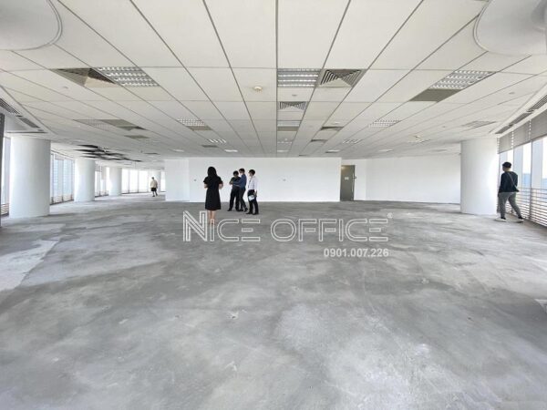 Khách hàng đi khảo sát mặt bằng trống tại tòa nhà Bitexco Financial Tower