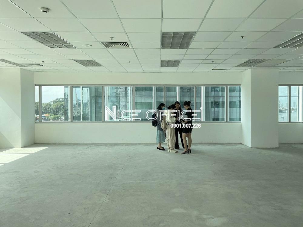 khach-hang-di-khao-sat-mat-bang-trong-tai-toa-nha-riverbank-place